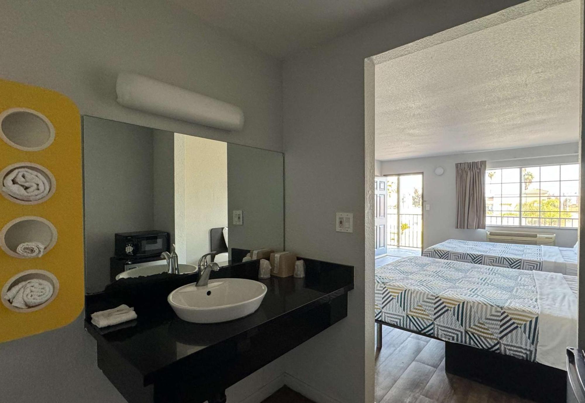 Hotel 6-delano, Ca 2*