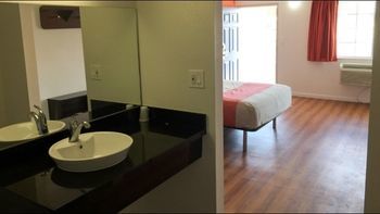 Hotel 6-delano, Ca