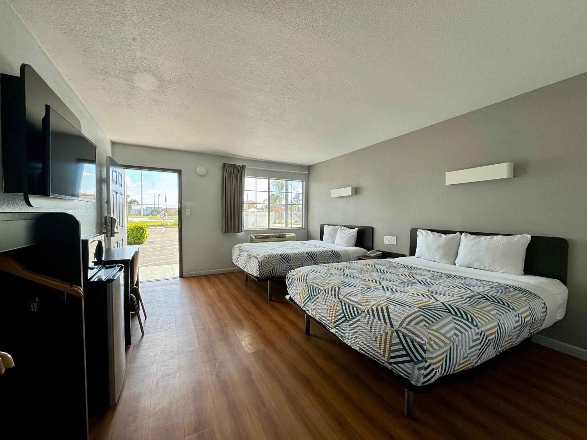 6-delano, Ca Hotel