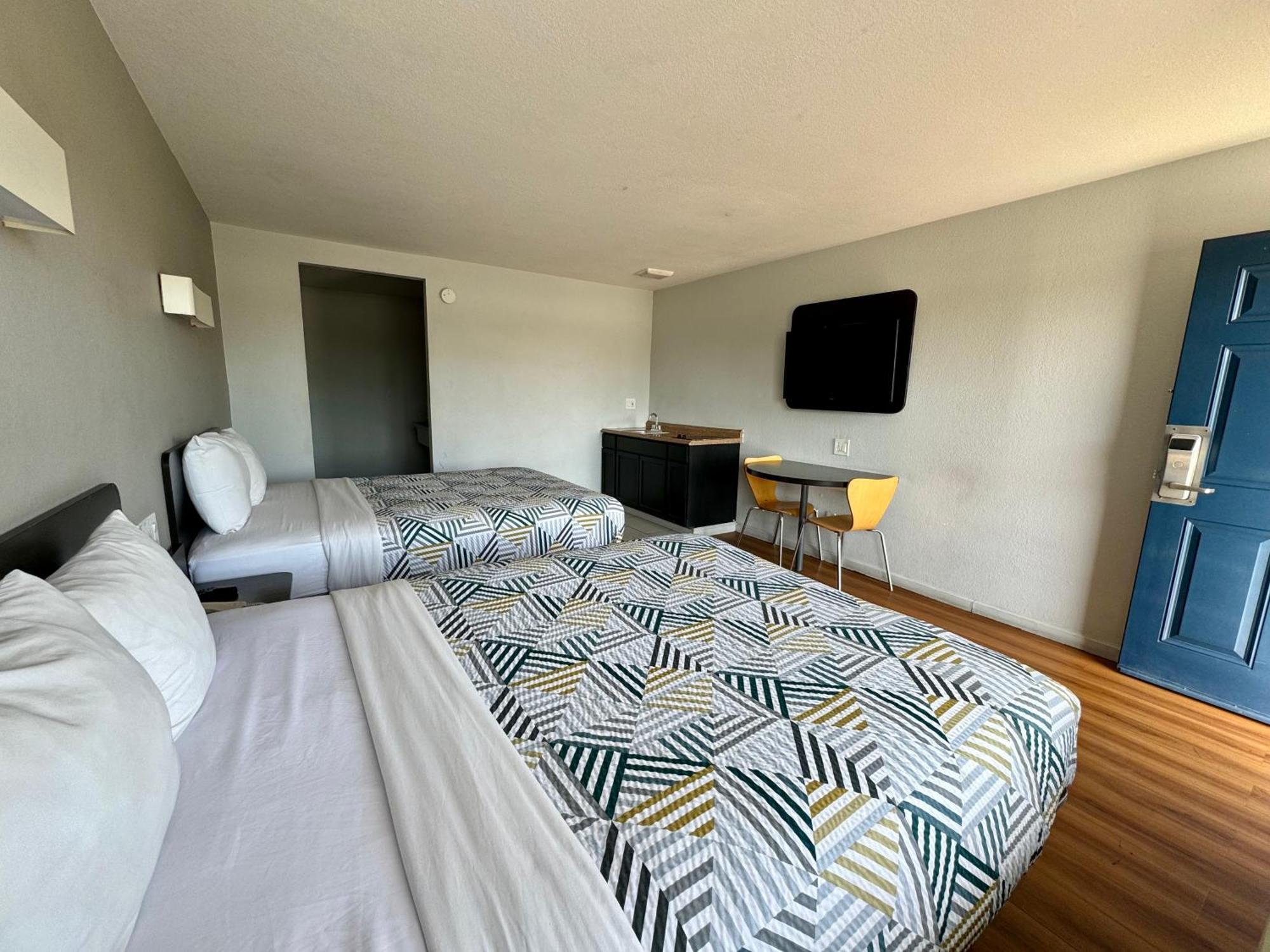 Hotel 6-delano, Ca 2*