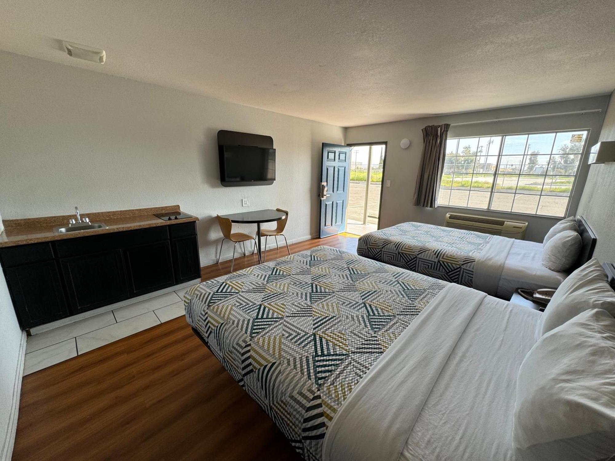 Hotel 6-delano, Ca 2*