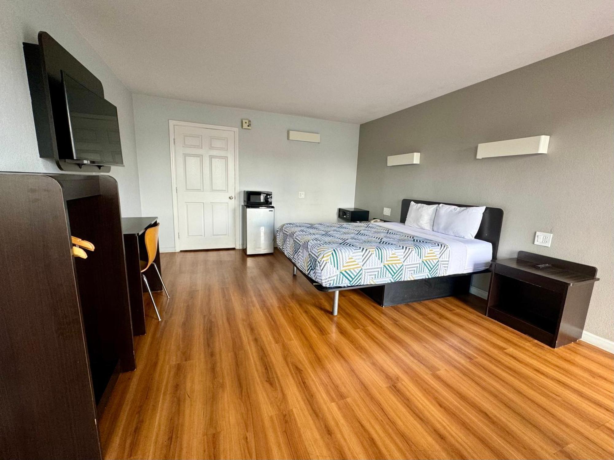 6-delano, Ca Hotel
