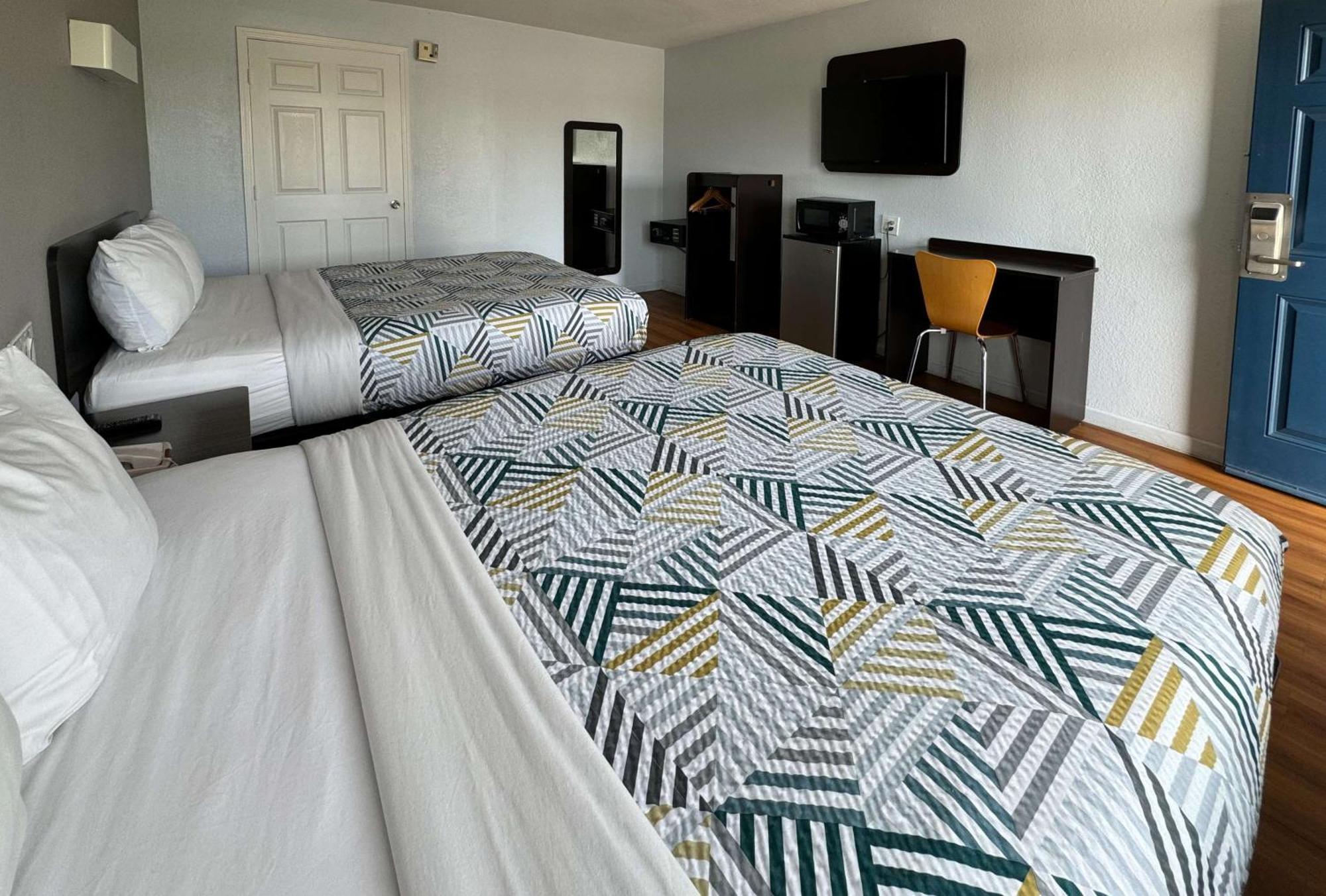 Hotel 6-delano, Ca