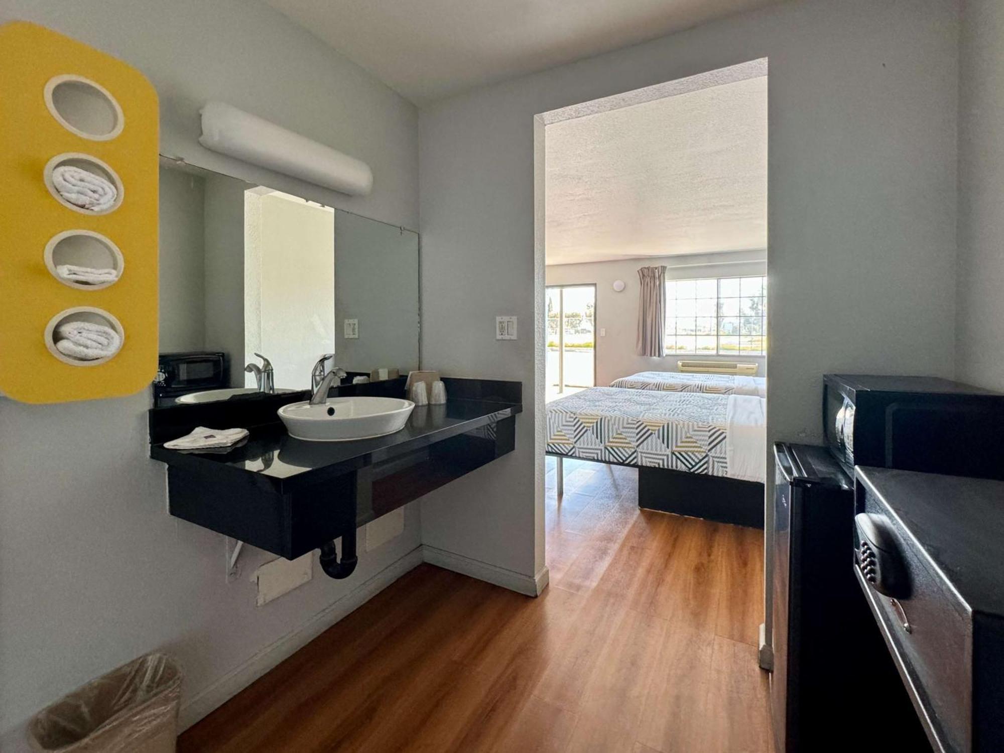 6-delano, Ca Hotel