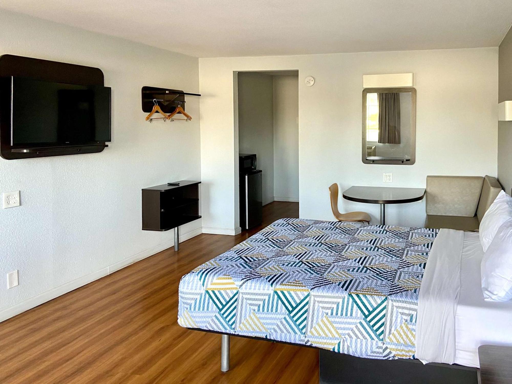 Hotel 6-delano, Ca