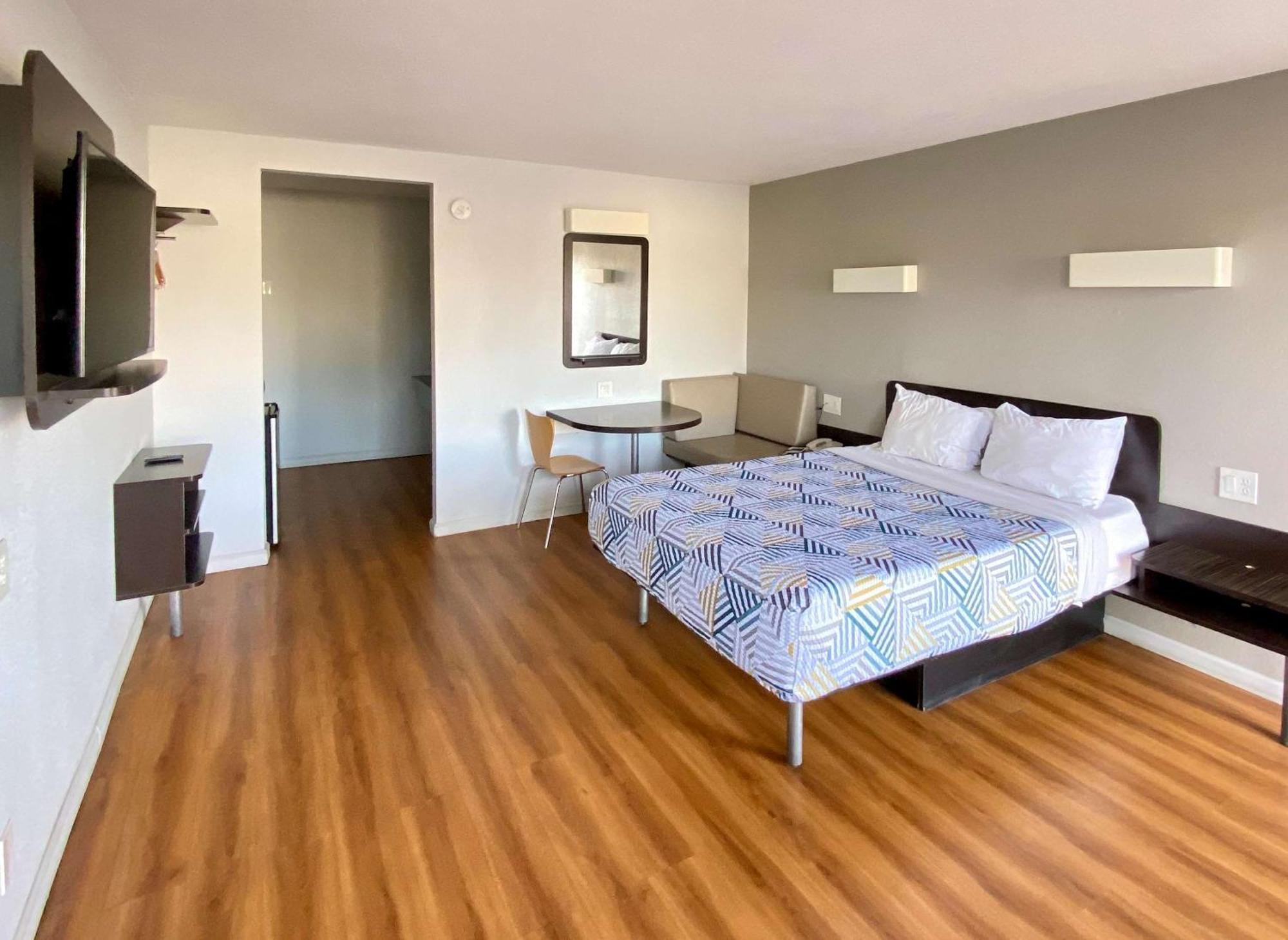 Hotel 6-delano, Ca 2*