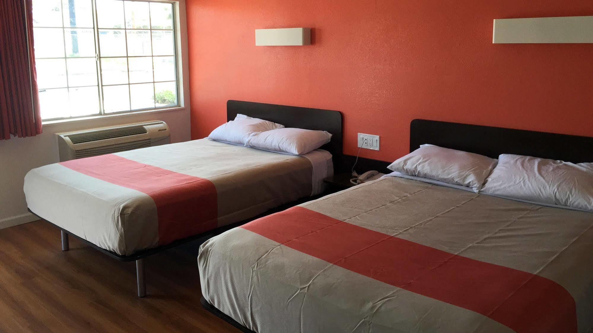 6-delano, Ca Hotel